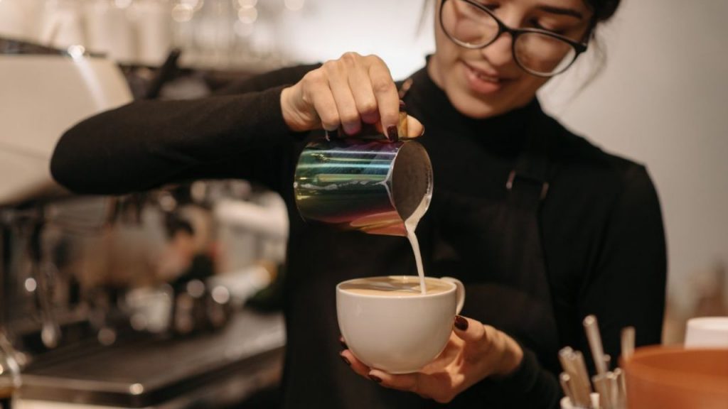 Lo chiedo sempre al barista, ma non per il caffè: l’abbronzatura mi dura fino a Natale | Il trucco vecchissimo