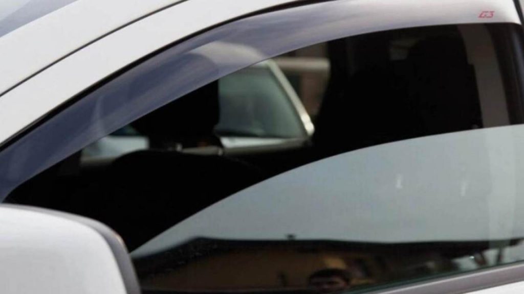 “Mi perdoni agente, stavo morendo di caldo” | Multato perchè aveva il finestrino aperto: è diventato reato