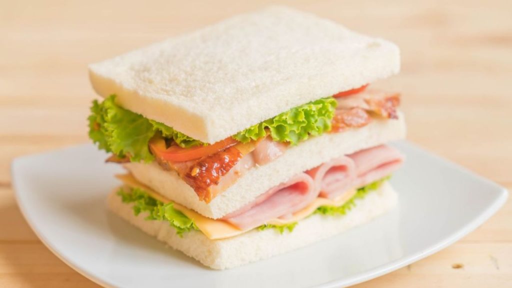 “A pranzo ho mangiato una fetta di pancarré” | L’alcoltest ha suonato: patente ritirata e mezzo sequestrato