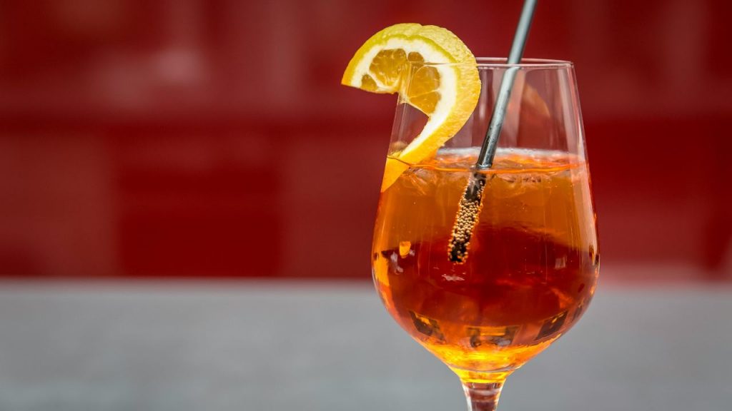 Ultim’ora: da oggi nei “rimborsi spese” puoi scalarti gli Spritz coi colleghi | Te li restituiscono in busta paga