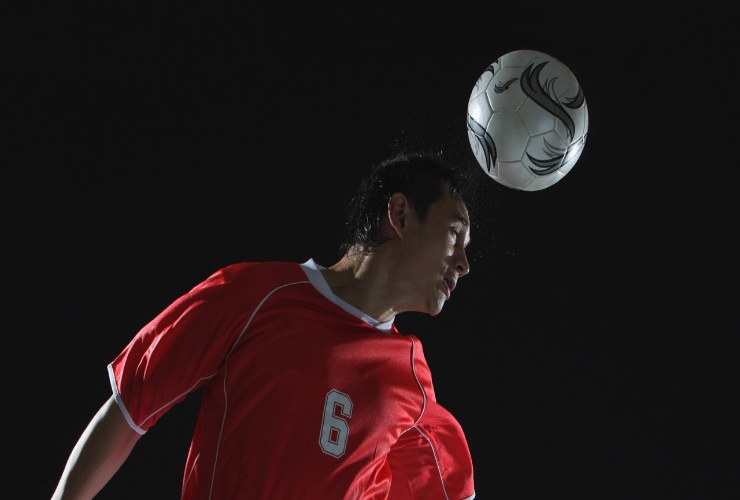 Giocatore di calcio colpo di testa 