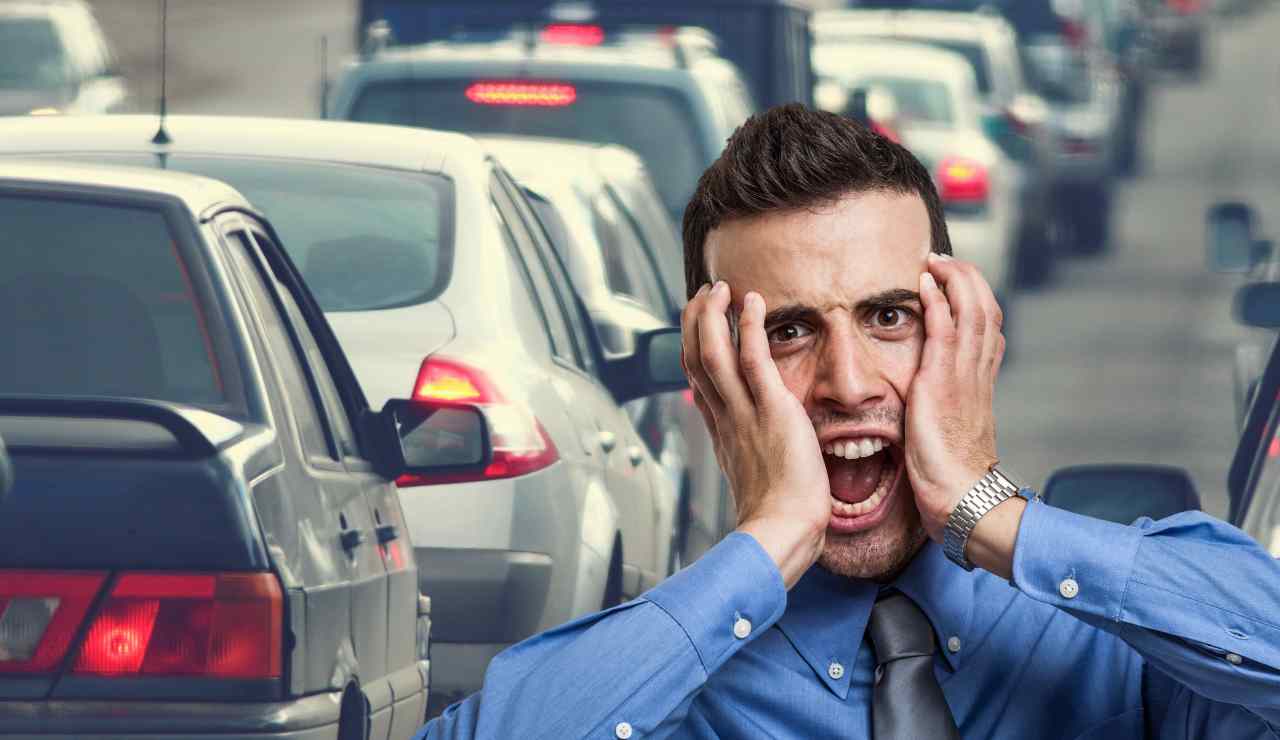 Meglio camminare a piedi: disperazione per gli automobilisti italiani | Nuovo salasso dal governo