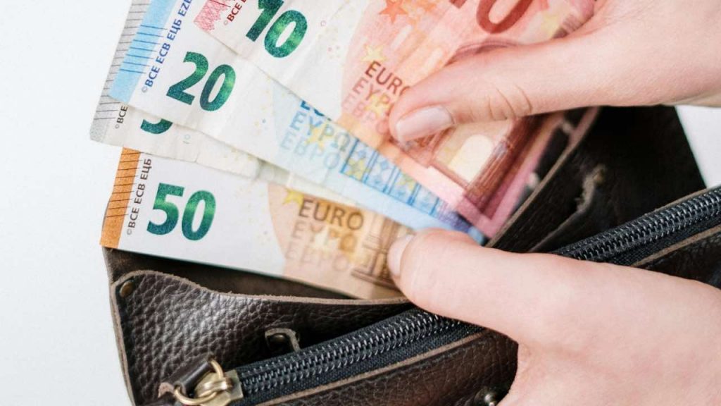 Soldi bollette banconote spese - corrierecomo