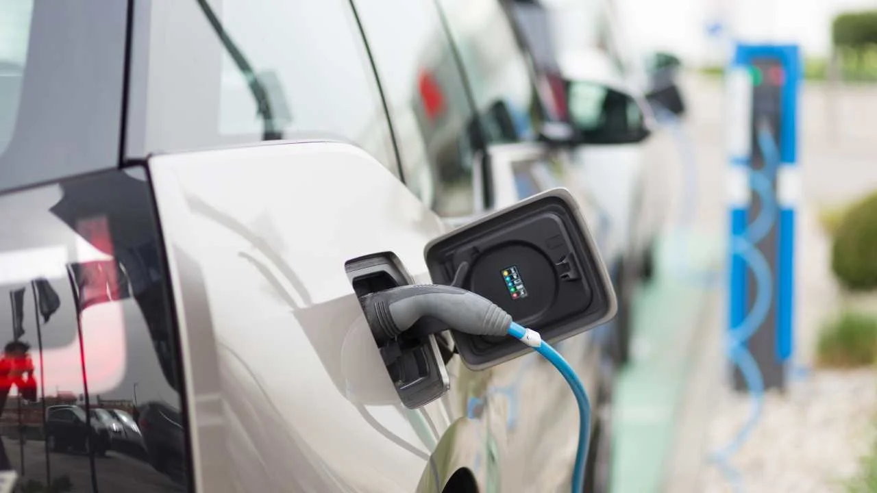 auto-elettrica-serbatoio-Depositphotos.com- corrierecomo
