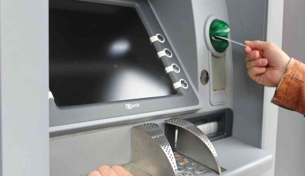 bancomat - prelievi - soldi - corrierecomo