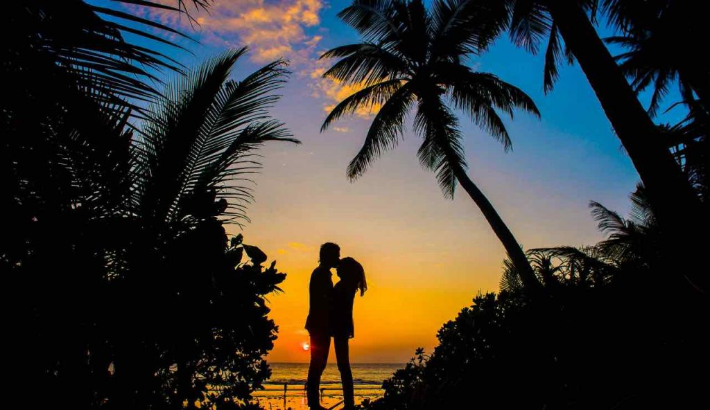 coppia amore palme mare - pexels- corrierecomo