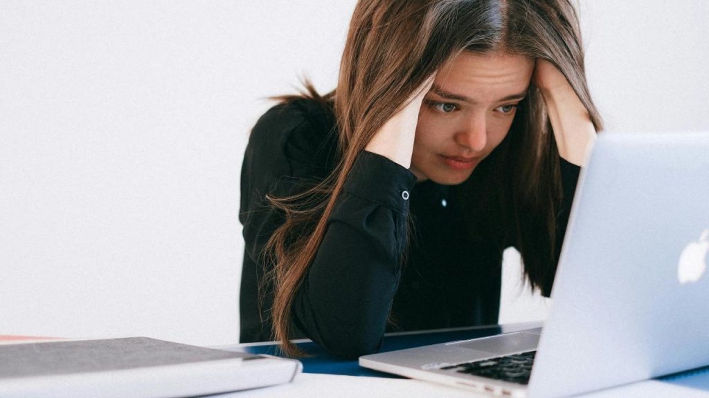disperazione - guai - problemi - licenziamento - mani nei capelli - pexels- corrierecomo