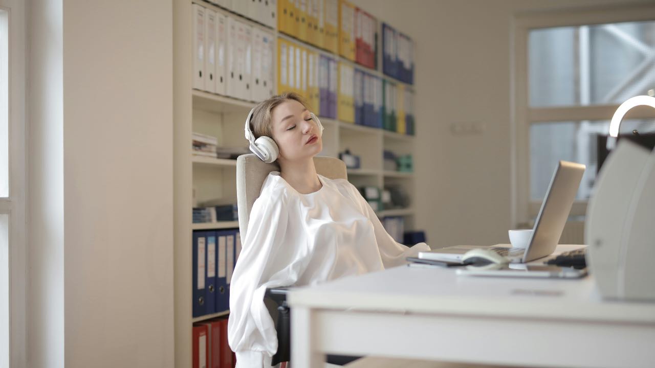 dormire a lavoro - pexels- corrierecomo