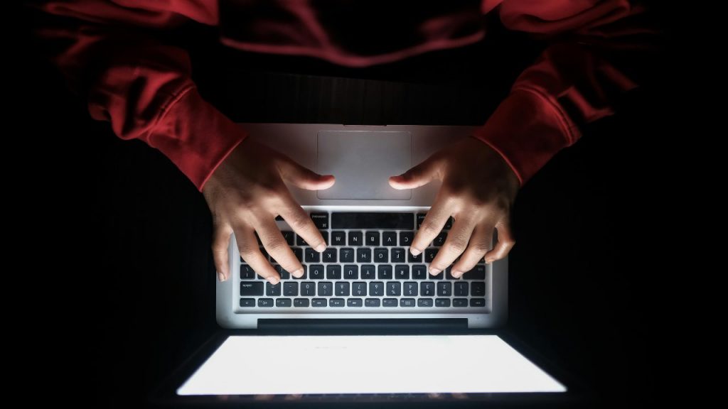 lavorare di notte - buio - computer - pexels - corrierecomo