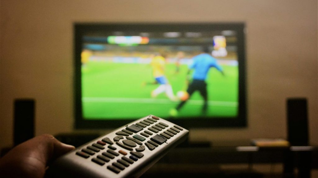 partita calcio tv - telecomanda - pexels- corrierecomo