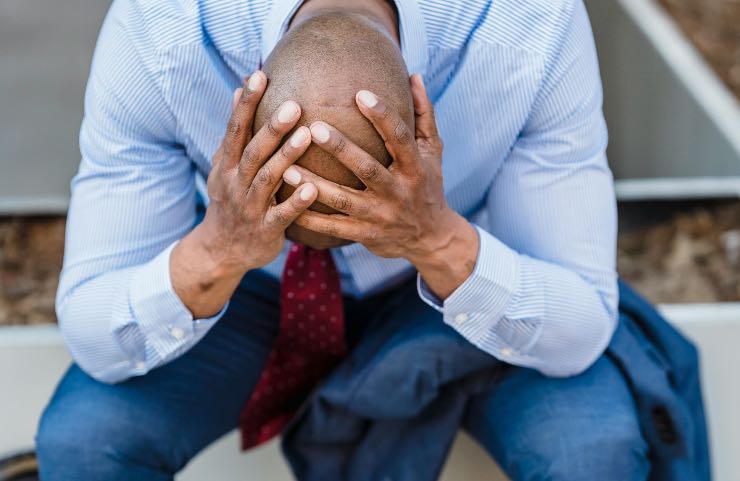 uomo disperato - guai - licenziamento - tasse - pagamenti - pexels- corrierecomo