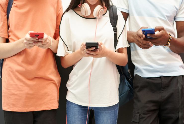 Adolescenti con cellulare