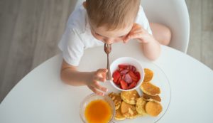 Bambino fa colazione