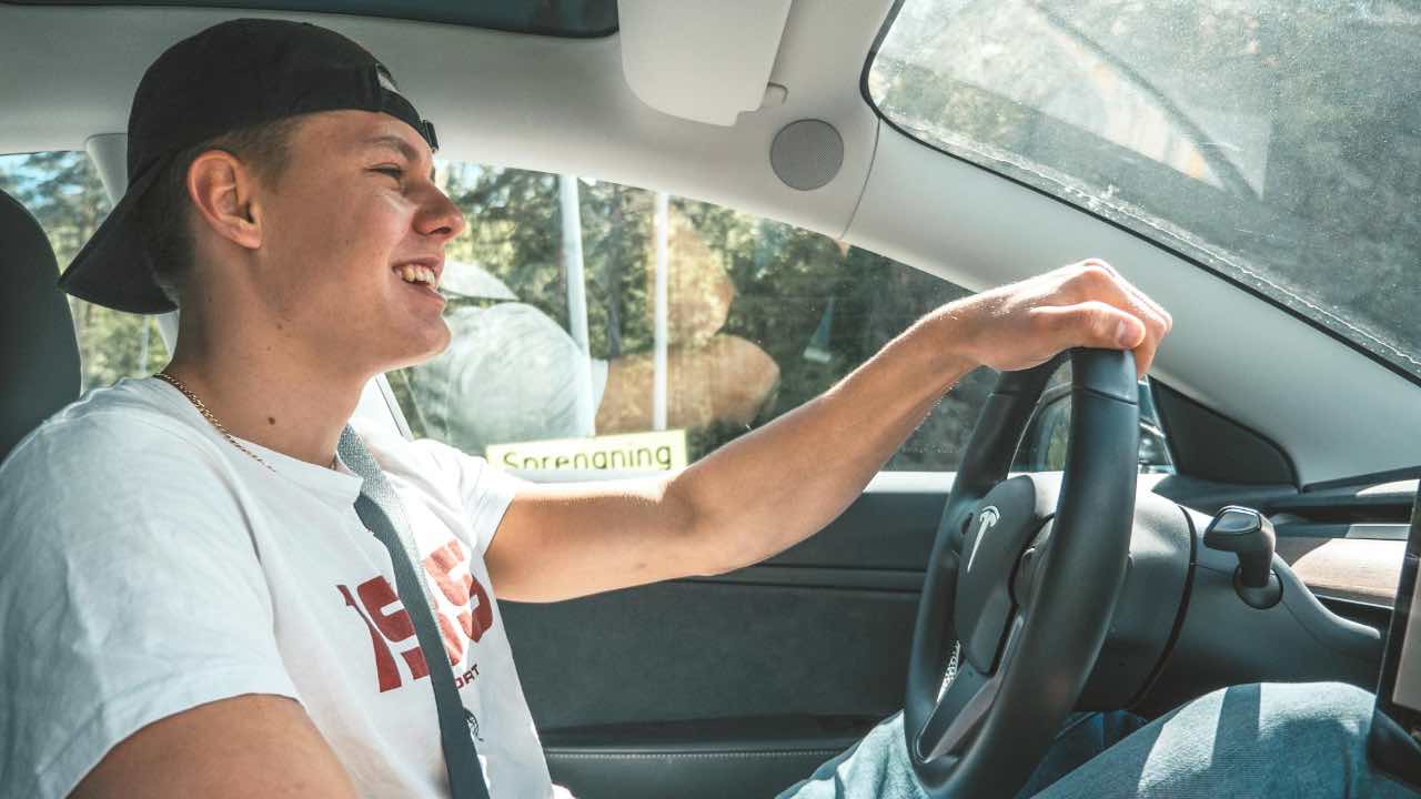 Giovane-automobilista-felice-alla-guida-Pexels- automotore