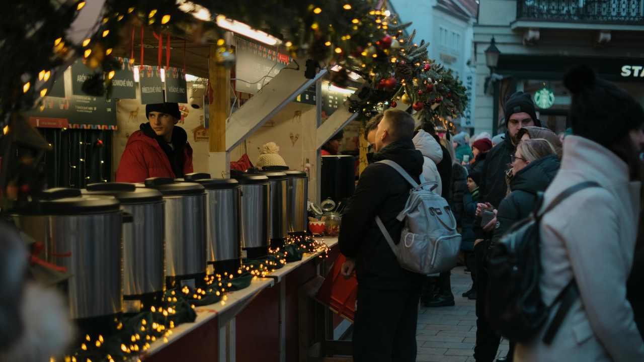 Natale è nell’aria: arrivano le date per l’apertura dei mercatini sul Lago di Como | Previsto l’arrivo di tantissimi turisti