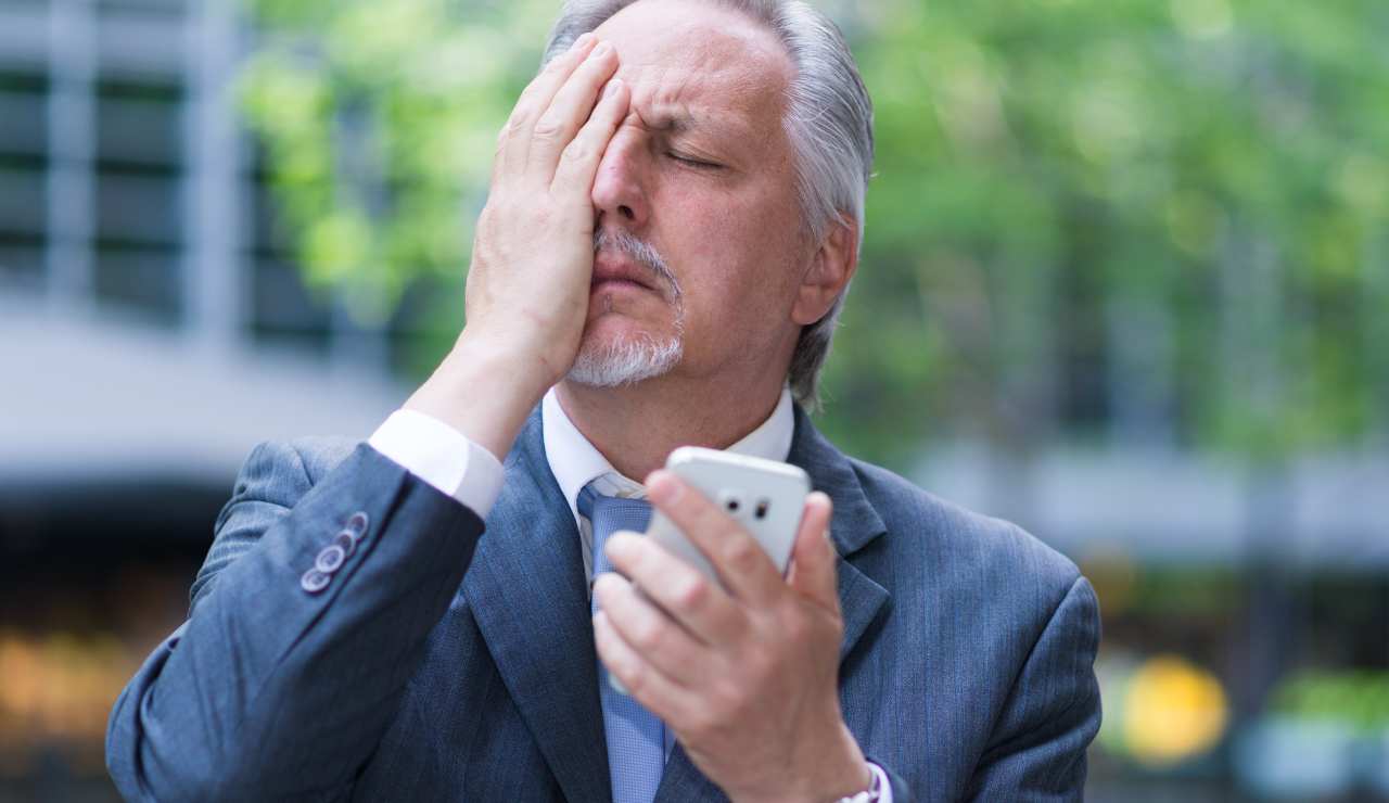 Persona disperata al cellulare