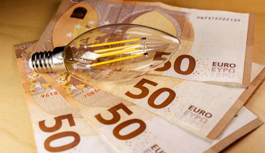 Sconto bolletta spese luce - soldi - corrierecomo