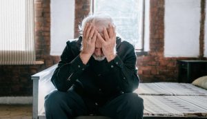 Uomo piange e si dispera - pexels- corrierecomo