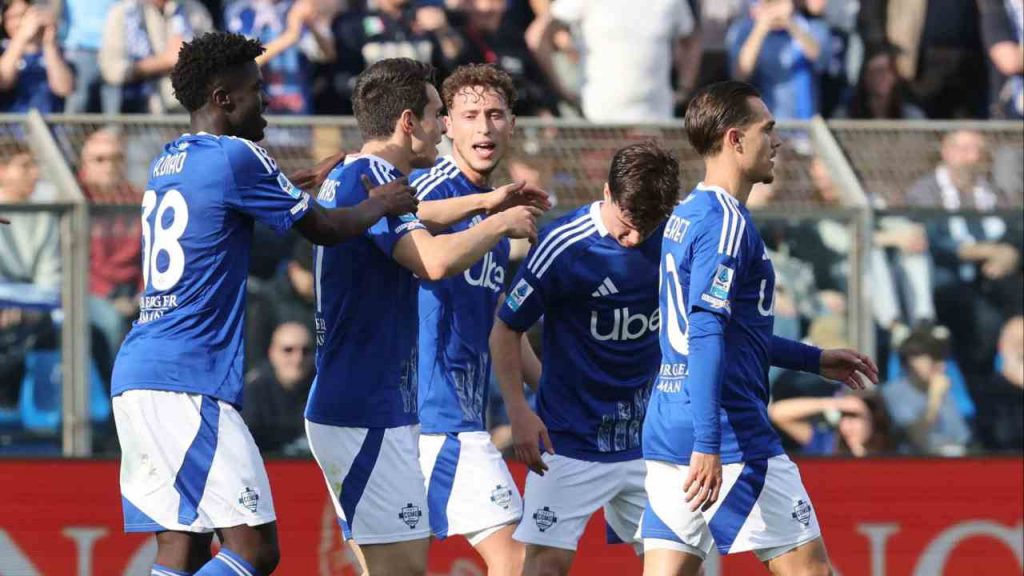 Il Como vola a Napoli e sogna lo scherzetto: si gioca alle ore 18.00 | Le possibili scelte dei tecnici