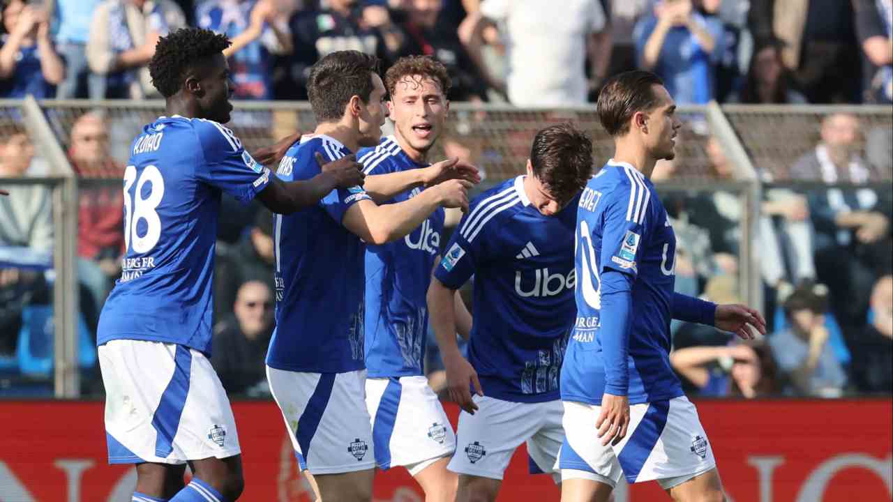 Il Como vola a Napoli e sogna lo scherzetto: si gioca alle ore 18.00 | Le possibili scelte dei tecnici