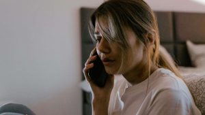 donna preoccupata al telefono - pexels- corrierecomo