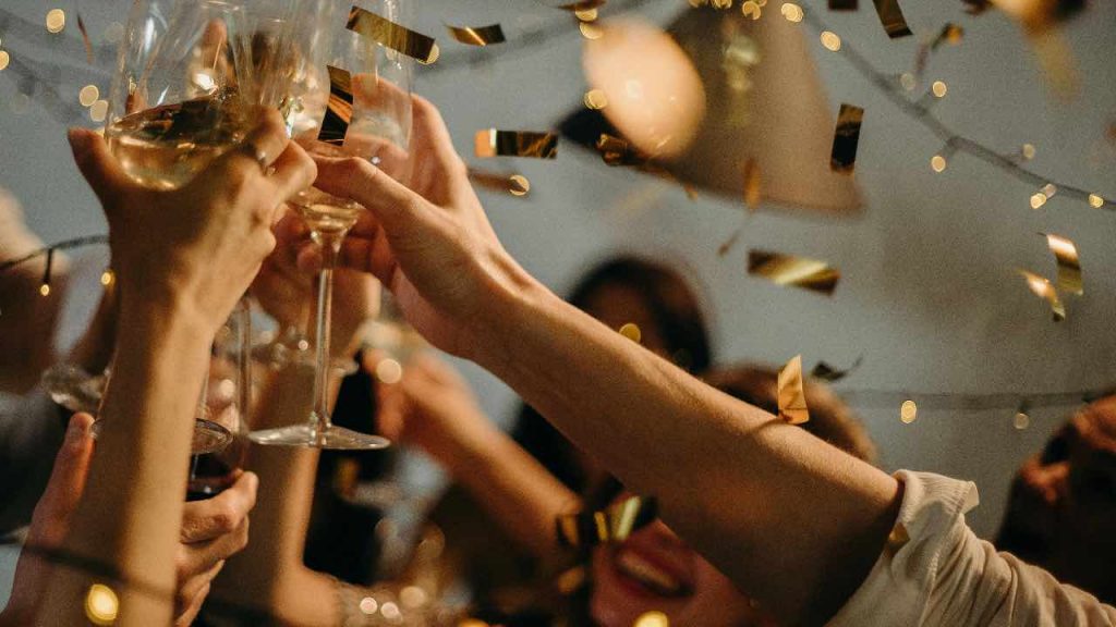 festa brindisi bicchieri allegria veglione ponte - pexels-corrierecomo