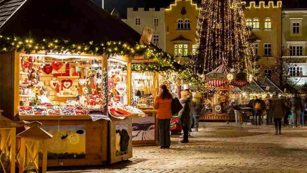 Natale è nell’aria: arrivano le date per l’apertura dei mercatini sul Lago di Como | Previsto l’arrivo di tantissimi turisti