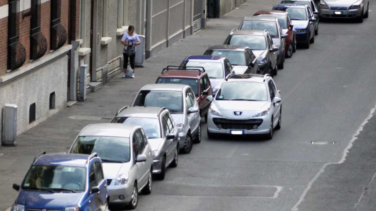 Donna aggredita a Como: aveva parcheggiato l’auto in doppia fila | 73enne denunciato per violenza
