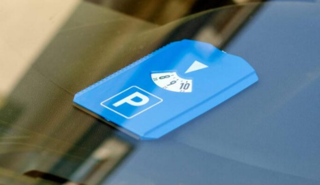 Disco orario, multa anche se l’hai esposto | C’è un dettaglio che ti incastra subito: sbagliano quasi tutti