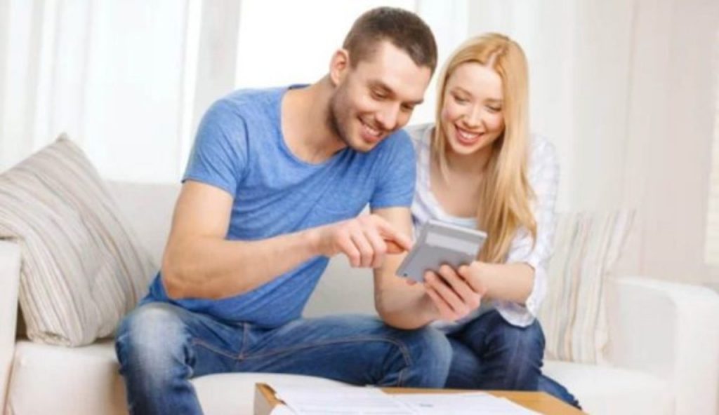 Bolletta luce, maxi regalo di fine anno | “Sconto per tutti gli italiani”: guarda ora quanto scende la fattura